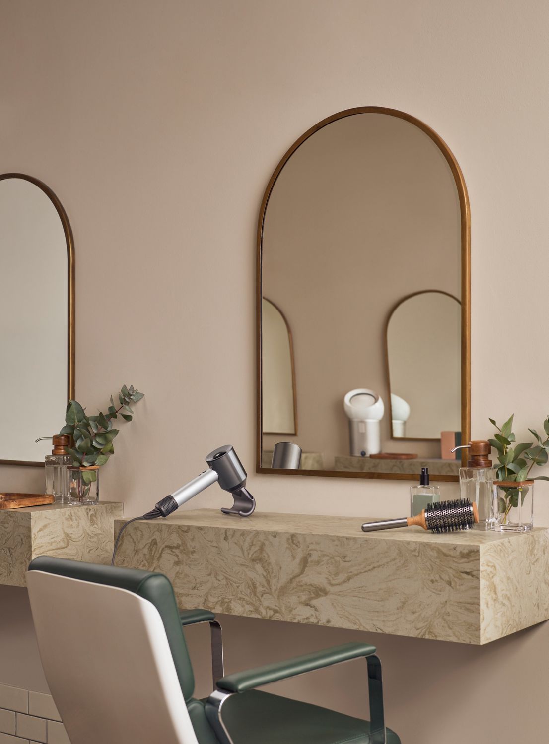 Image du sèche-cheveux Dyson Supersonic™ avec le nouvel embout de finition lisse